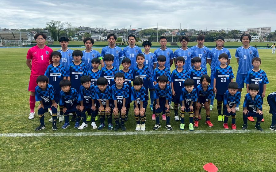 トップチームの選手とアカデミーの子どもたちがピッチに並ぶ試合前の記念撮影